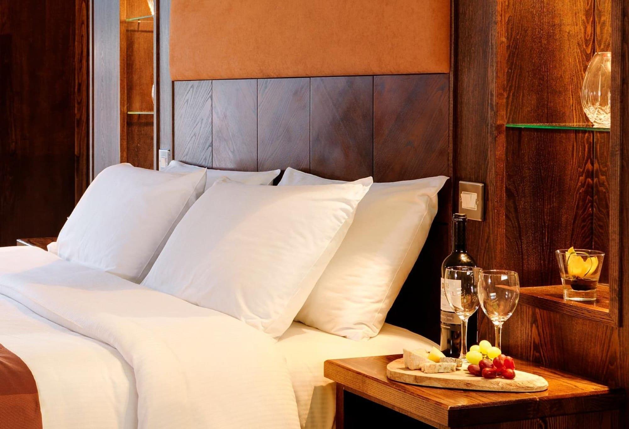Cavan Crystal Hotel ภายนอก รูปภาพ