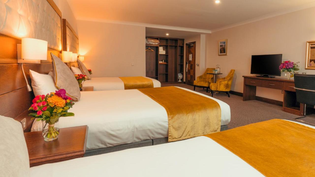 Cavan Crystal Hotel ภายนอก รูปภาพ